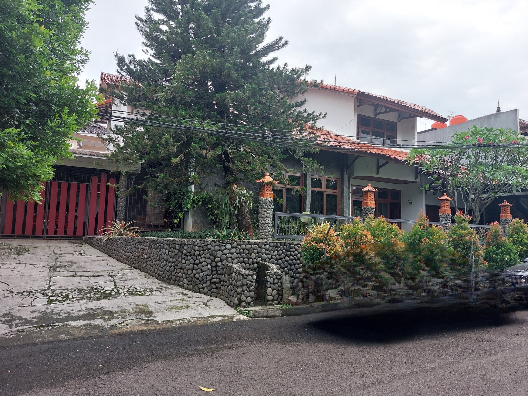 Rumah  2 lantai besar dan luas dialam perumahan  Villa cibubur Indah Cibubur Jakarta Timur