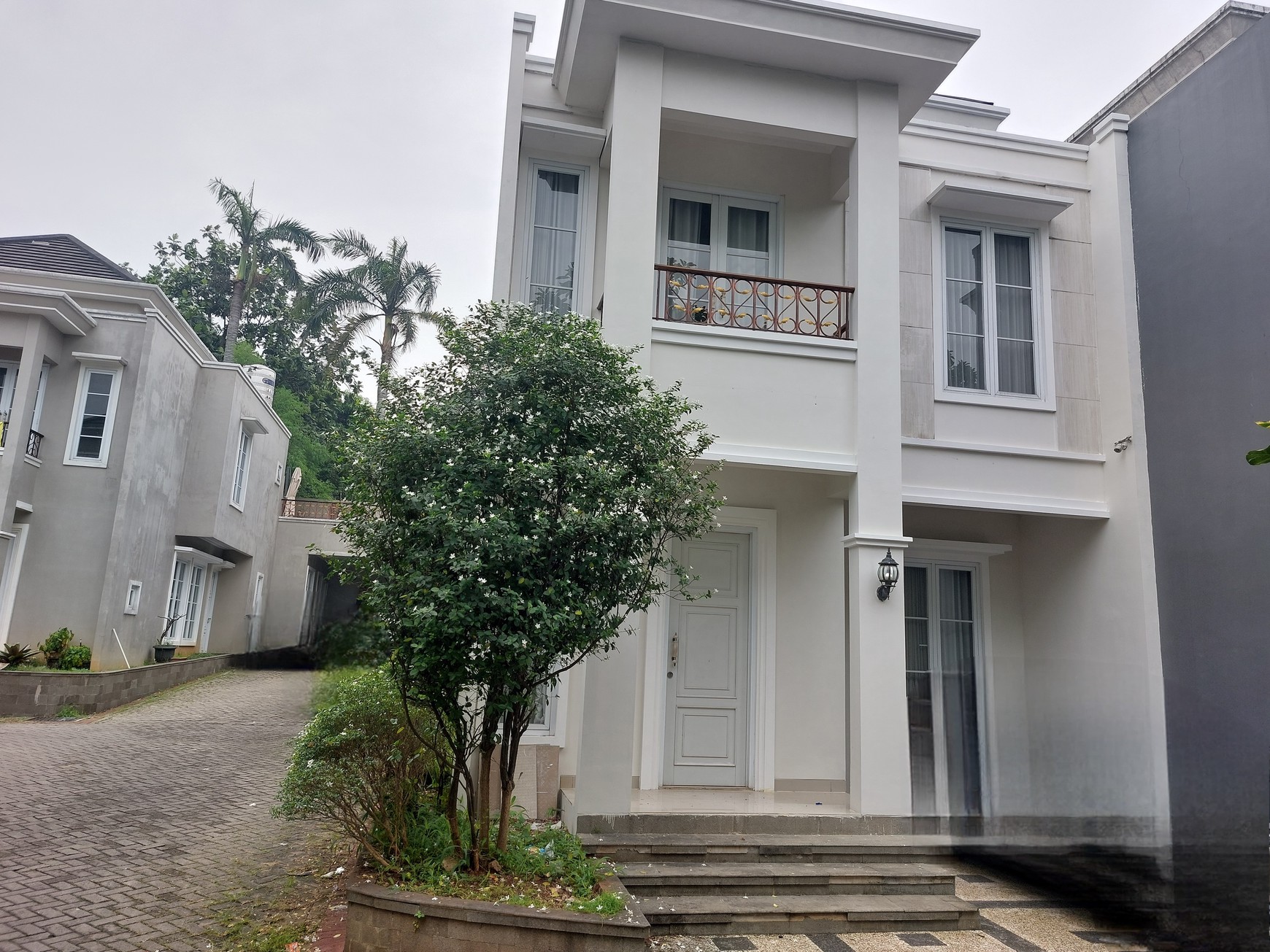 Rumah  2 lantai  Siap Huni di  Town House Grand Kartika Cibubur Jakarta Timur