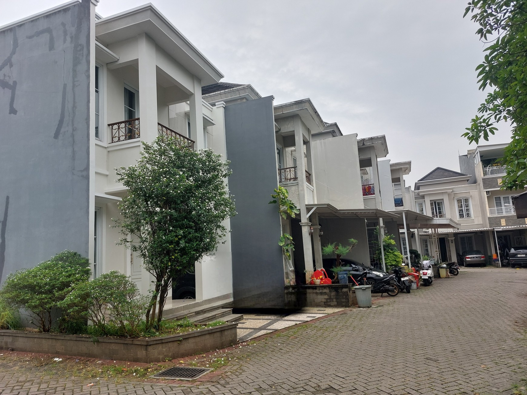 Rumah  2 lantai  Siap Huni di  Town House Grand Kartika Cibubur Jakarta Timur