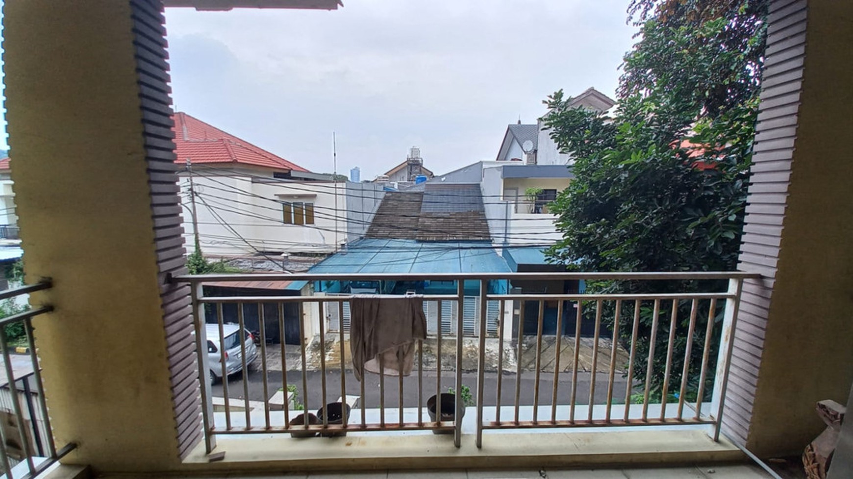 Rumah Besar 2 lantai, Hook, Depan Taman, Akses Jalan 2 Mobil Lega, Hanya 20 Meter Ke Eco Park Tebet
