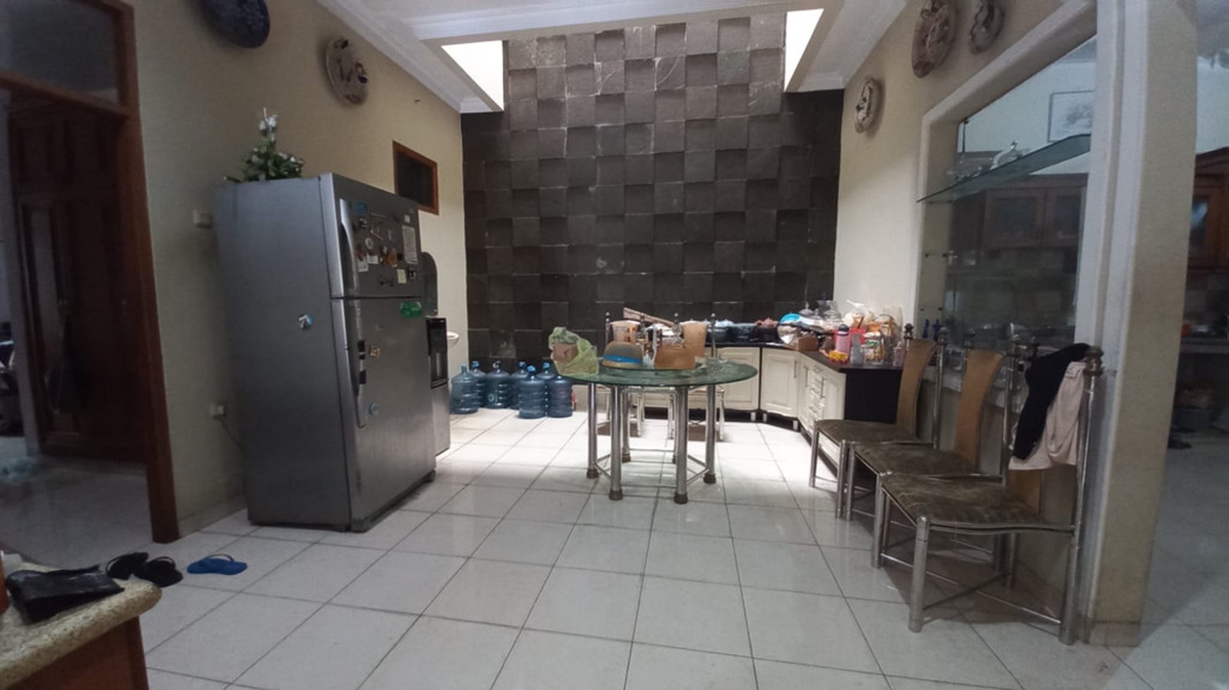 Rumah Besar 2 lantai, Hook, Depan Taman, Akses Jalan 2 Mobil Lega, Hanya 20 Meter Ke Eco Park Tebet