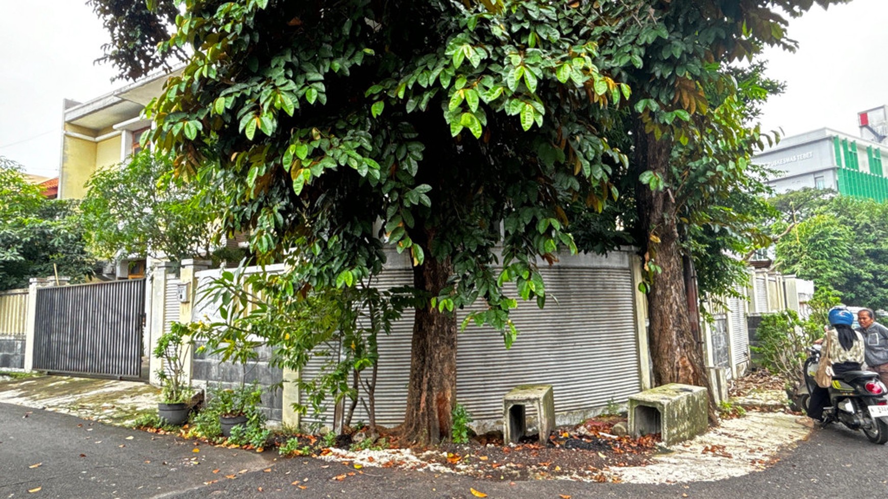 Rumah Besar 2 lantai, Hook, Depan Taman, Akses Jalan 2 Mobil Lega, Hanya 20 Meter Ke Eco Park Tebet