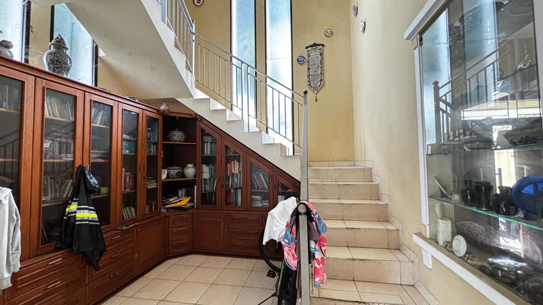 Rumah Besar 2 lantai, Hook, Depan Taman, Akses Jalan 2 Mobil Lega, Hanya 20 Meter Ke Eco Park Tebet