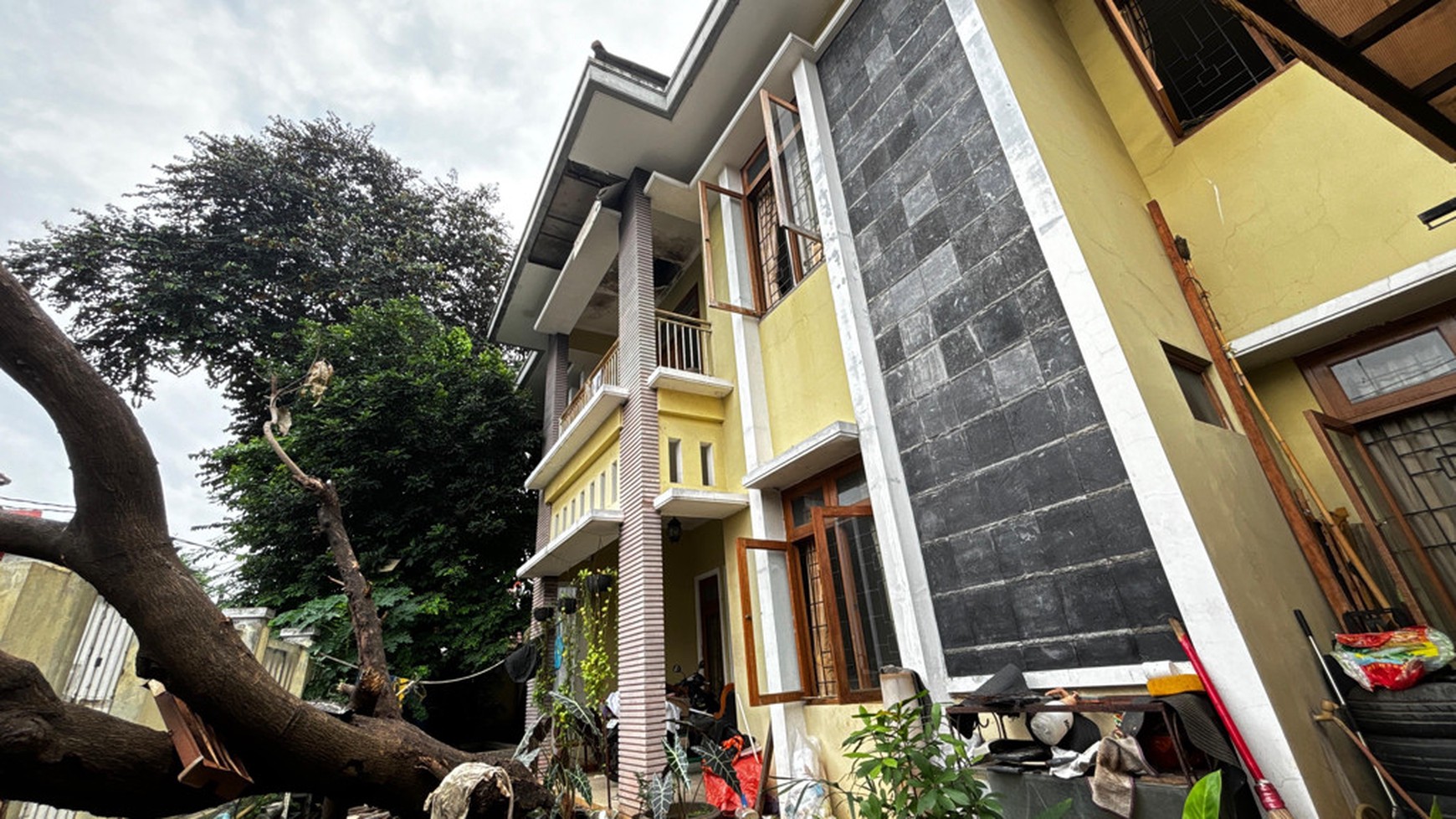 Rumah Besar 2 lantai, Hook, Depan Taman, Akses Jalan 2 Mobil Lega, Hanya 20 Meter Ke Eco Park Tebet