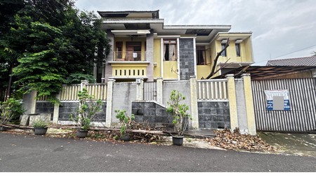 Rumah Besar 2 lantai, Hook, Depan Taman, Akses Jalan 2 Mobil Lega, Hanya 20 Meter Ke Eco Park Tebet
