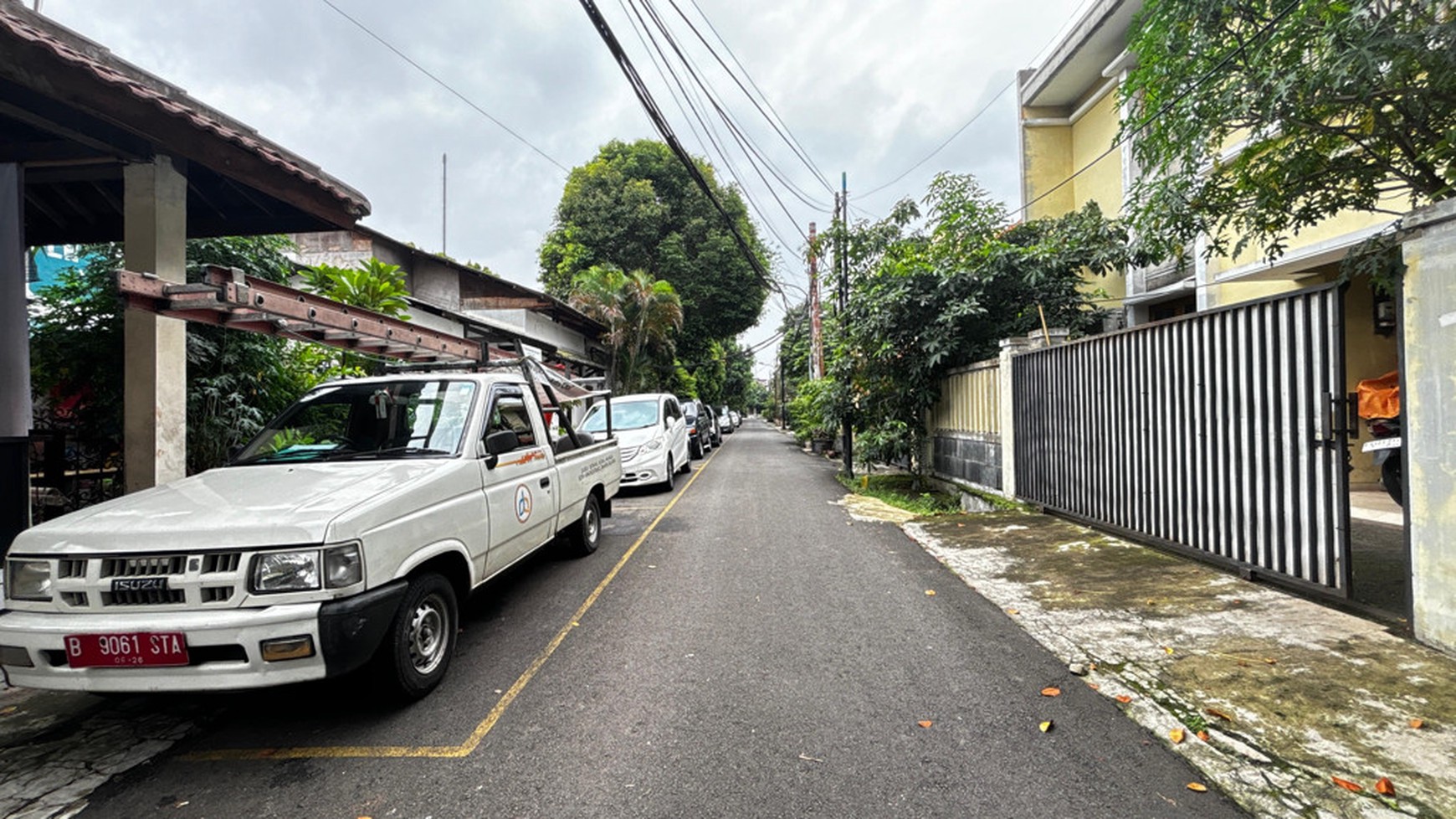 Rumah Besar 2 lantai, Hook, Depan Taman, Akses Jalan 2 Mobil Lega, Hanya 20 Meter Ke Eco Park Tebet