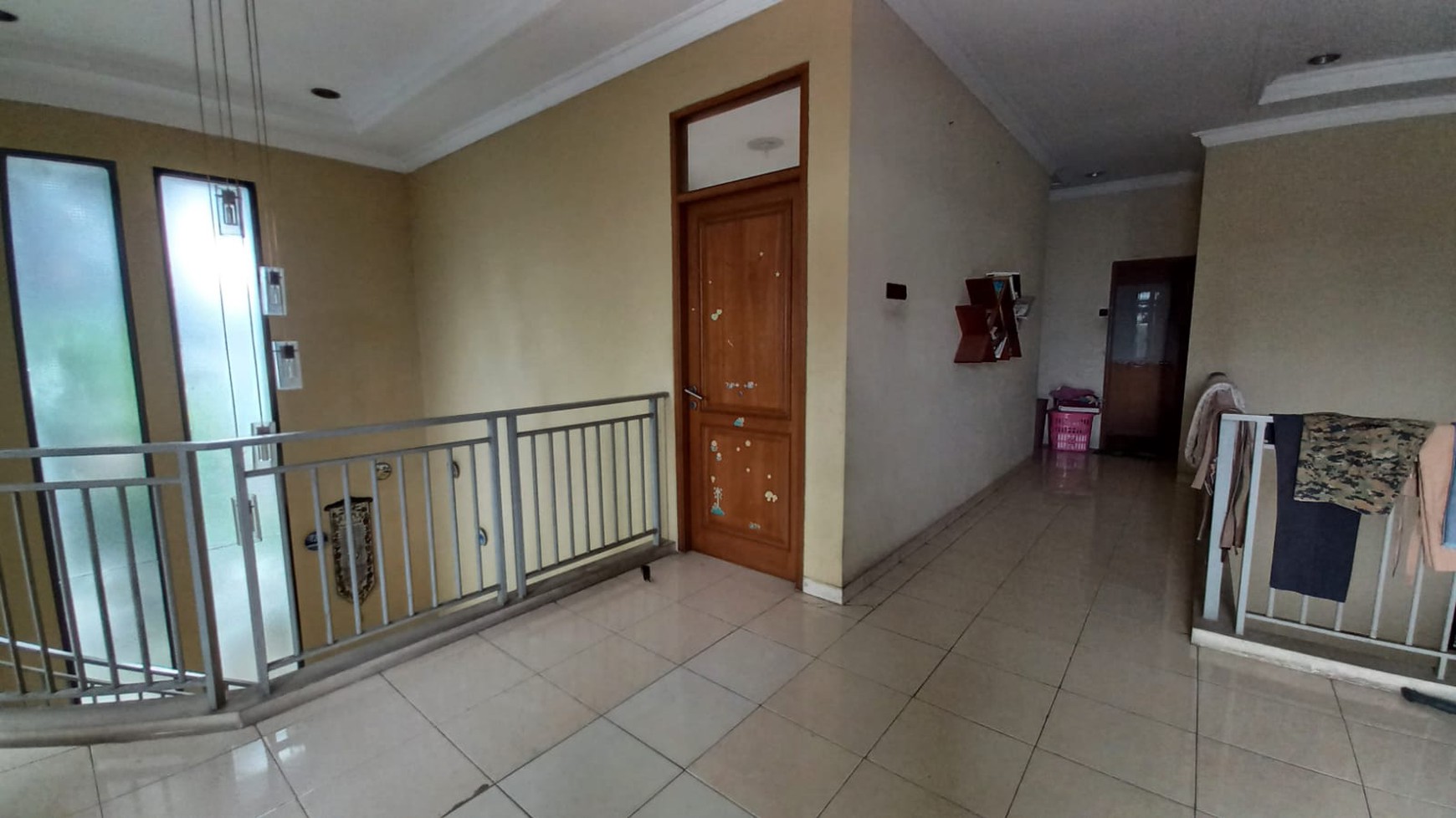 Rumah Besar 2 lantai, Hook, Depan Taman, Akses Jalan 2 Mobil Lega, Hanya 20 Meter Ke Eco Park Tebet