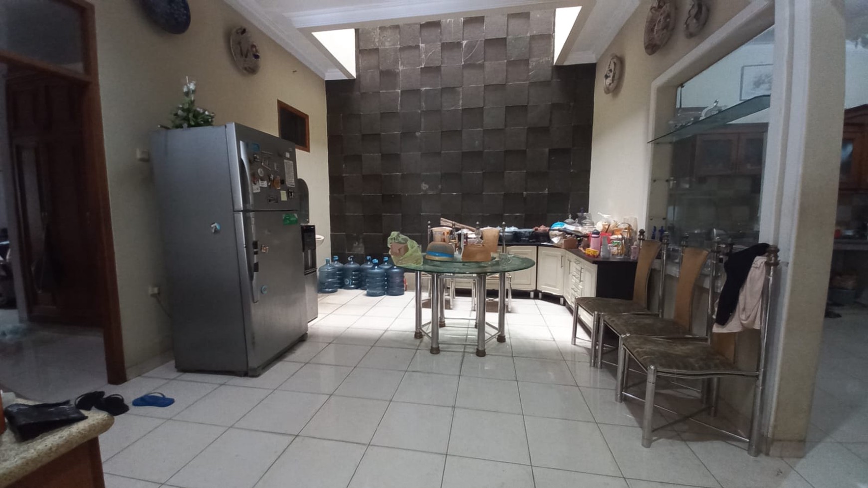 Rumah Besar 2 lantai, Hook, Depan Taman, Akses Jalan 2 Mobil Lega, Hanya 20 Meter Ke Eco Park Tebet