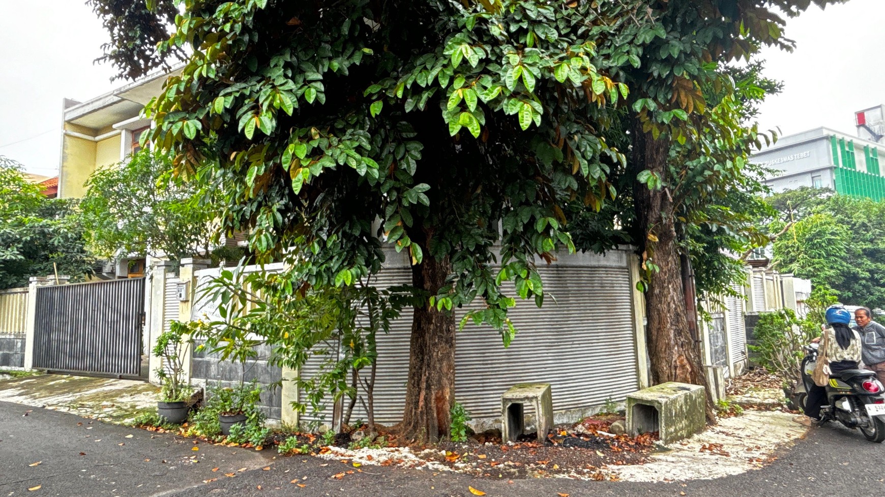 Rumah Besar 2 lantai, Hook, Depan Taman, Akses Jalan 2 Mobil Lega, Hanya 20 Meter Ke Eco Park Tebet