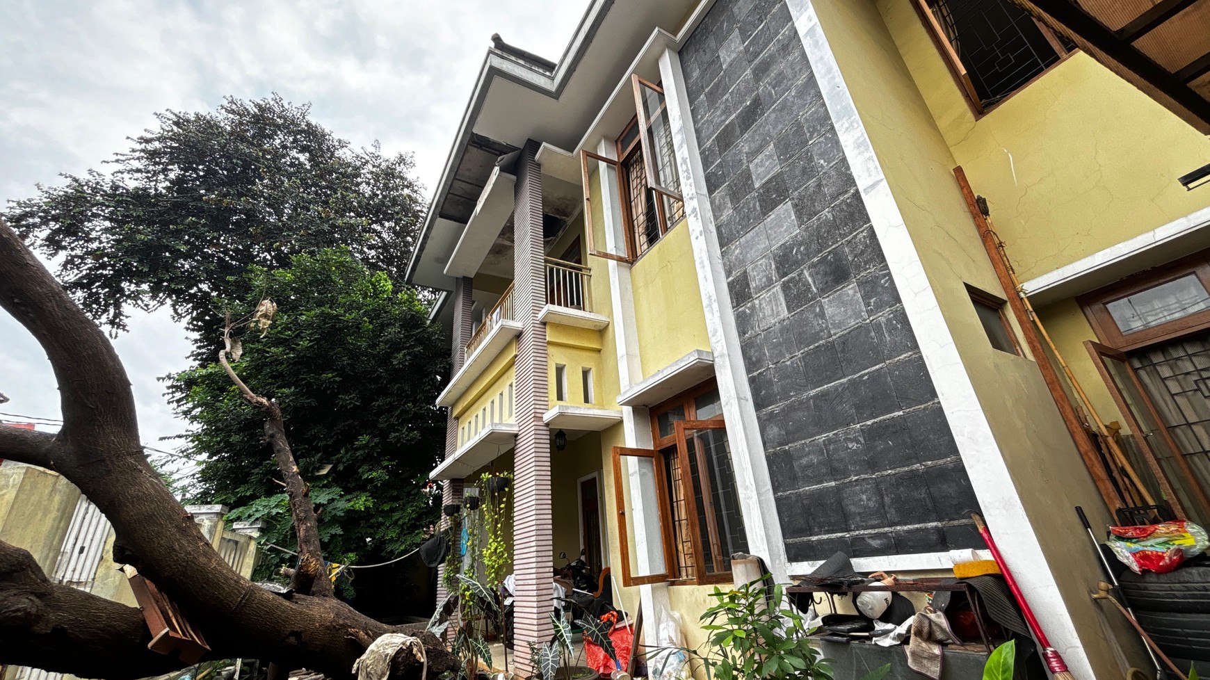 Rumah Besar 2 lantai, Hook, Depan Taman, Akses Jalan 2 Mobil Lega, Hanya 20 Meter Ke Eco Park Tebet