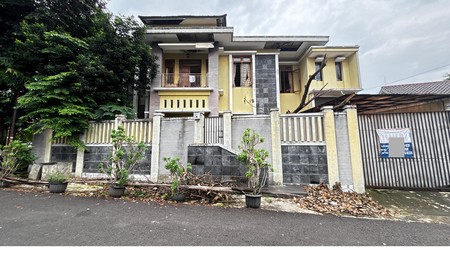 Rumah Besar 2 lantai, Hook, Depan Taman, Akses Jalan 2 Mobil Lega, Hanya 20 Meter Ke Eco Park Tebet