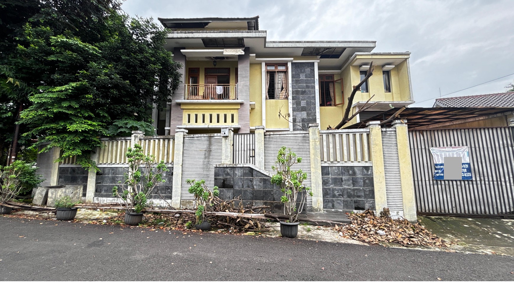 Rumah Besar 2 lantai, Hook, Depan Taman, Akses Jalan 2 Mobil Lega, Hanya 20 Meter Ke Eco Park Tebet