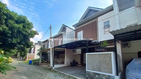 Dijual Rumah Dalam Town House Kondisi Bagus di The Royal East Cipayung