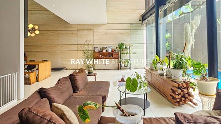 Rumah Mewah Modern Bernuansa Alam di Panglima Polim 12