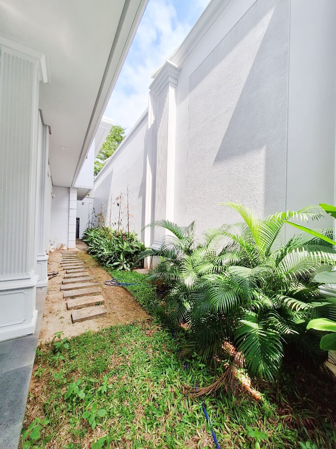 Rumah Bagus Siap Huni Asri di Taman Metro Alam, Pondok Indah, Jakarta Selatan