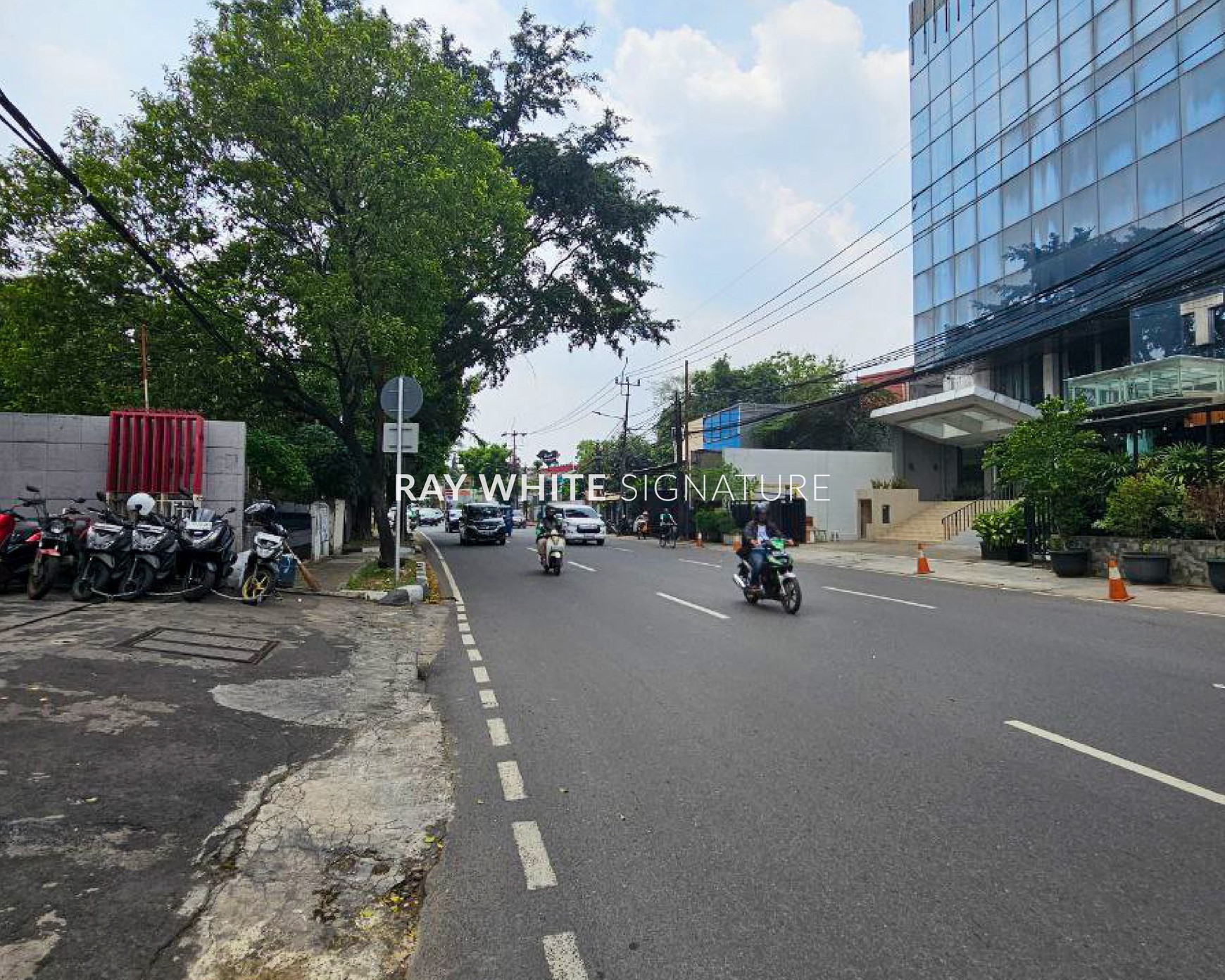 Dijual Tanah dan Bangunan Cocok Untuk Usaha di Kebayoran Lama