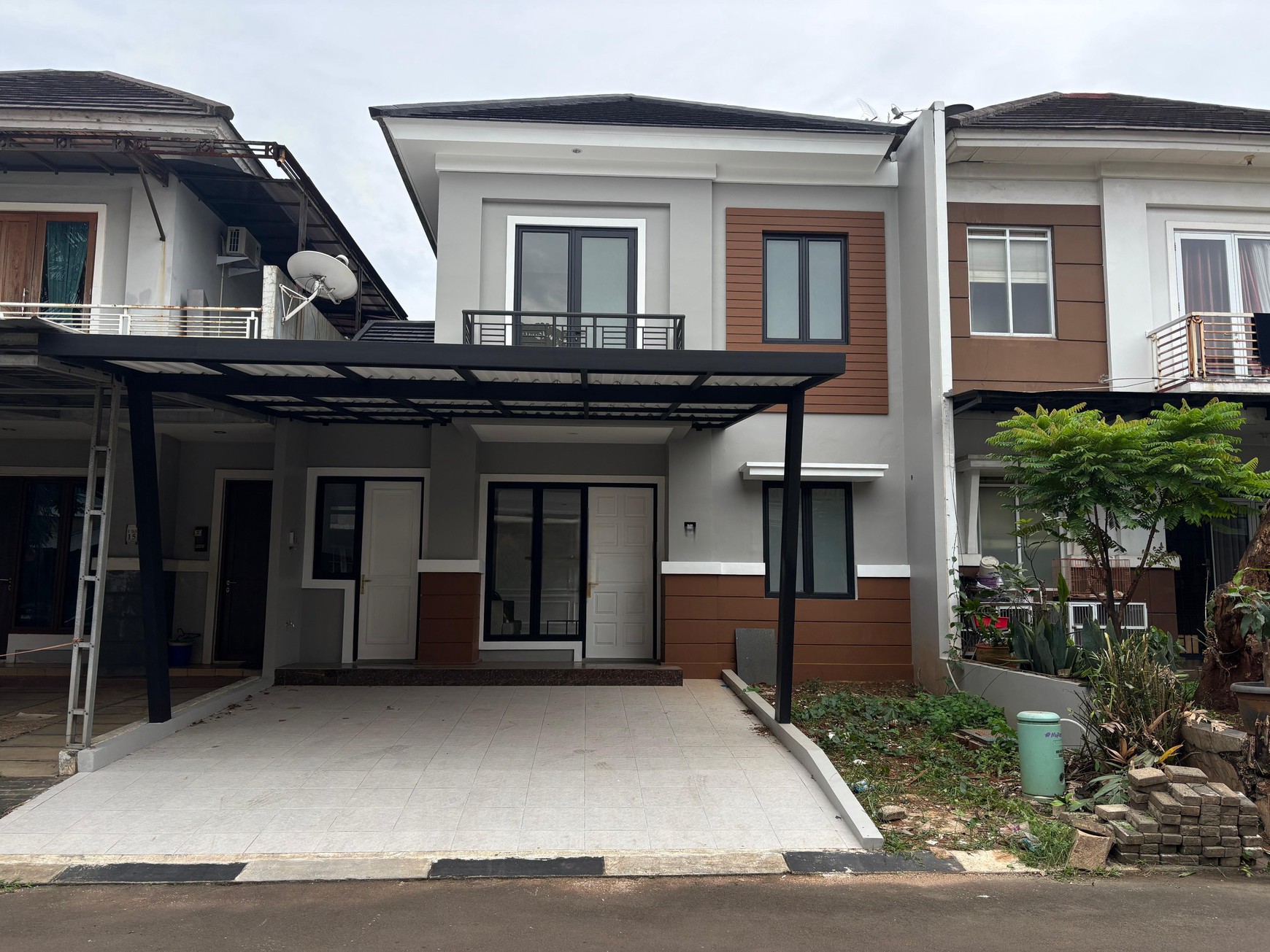 Turun Harga!!Rumah 2 Lantai Semi Furnished Siap Huni
