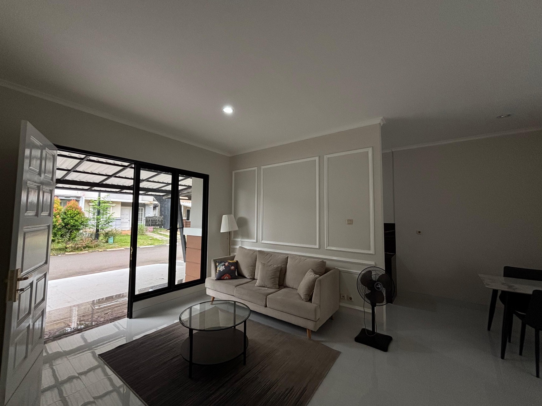 Turun Harga!!Rumah 2 Lantai Semi Furnished Siap Huni