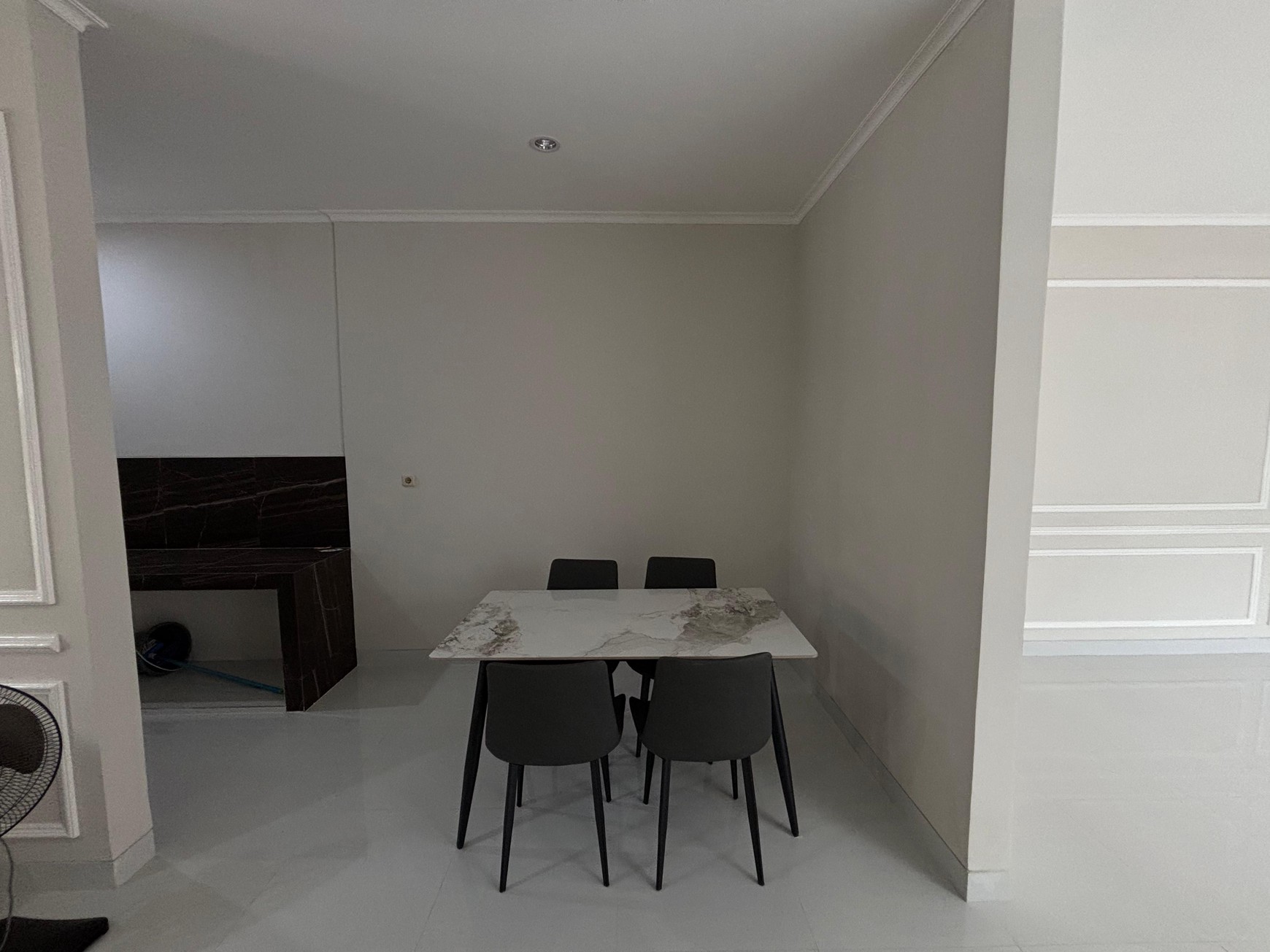 Turun Harga!!Rumah 2 Lantai Semi Furnished Siap Huni