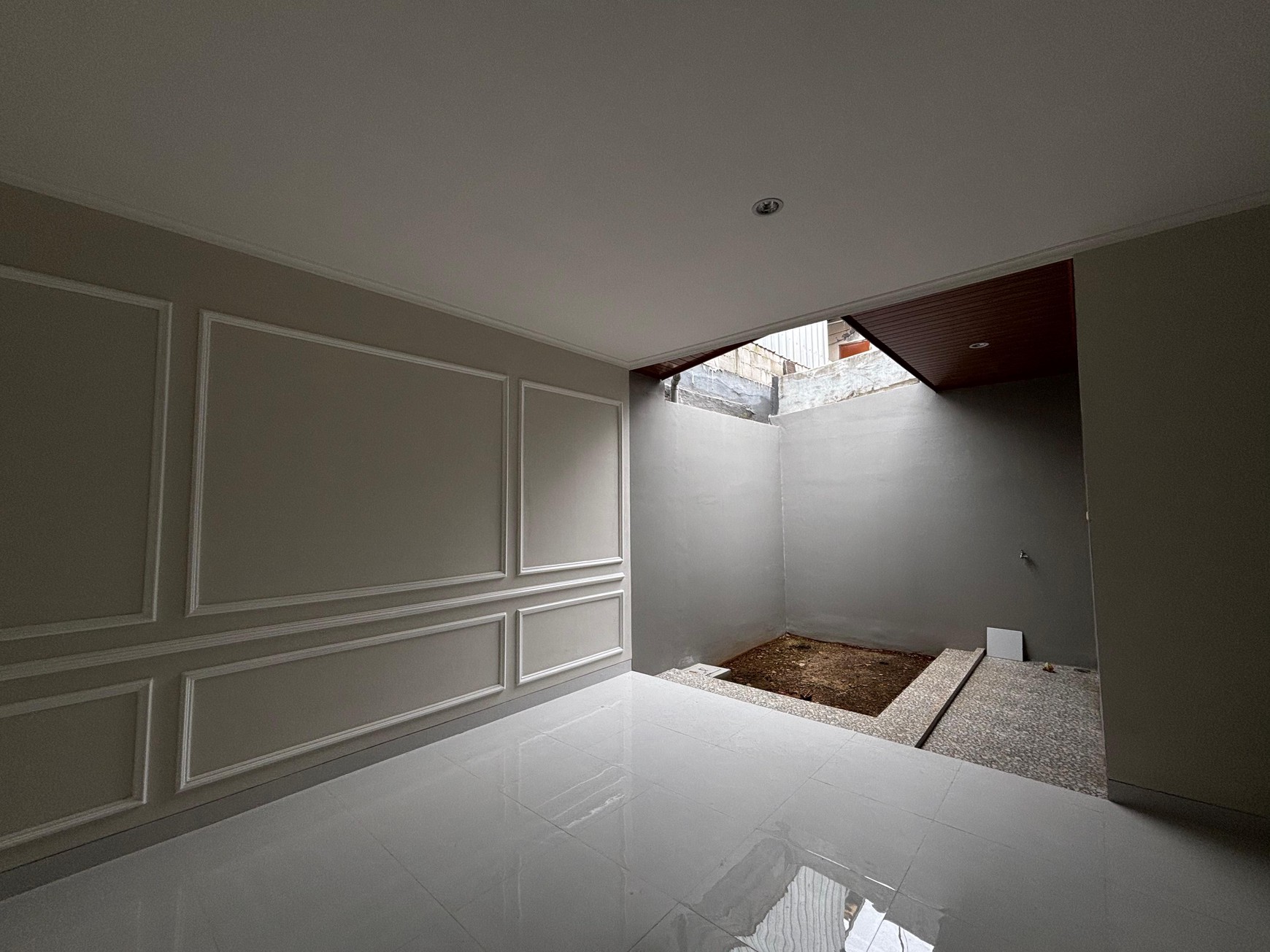 Turun Harga!!Rumah 2 Lantai Semi Furnished Siap Huni