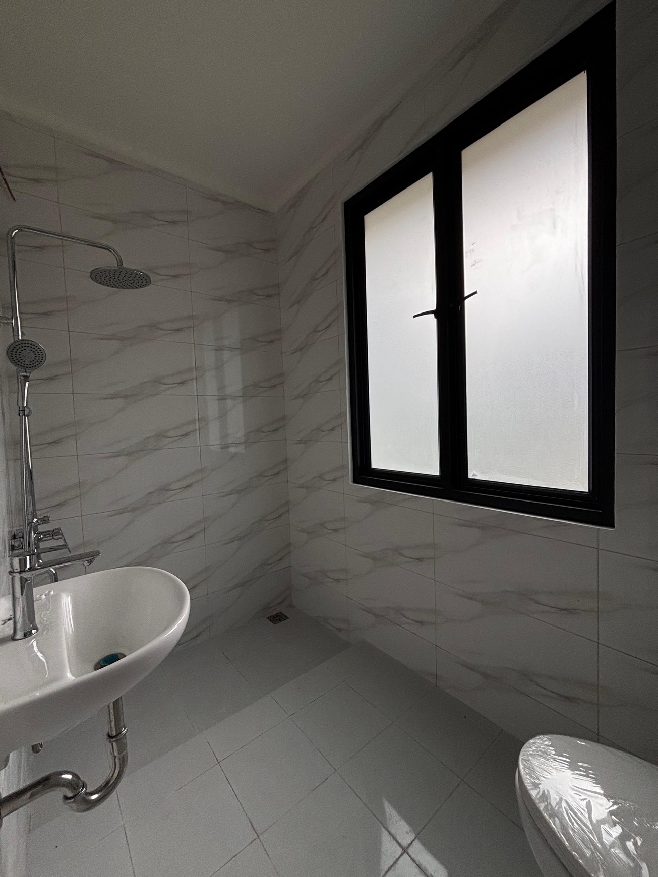 Turun Harga!!Rumah 2 Lantai Semi Furnished Siap Huni