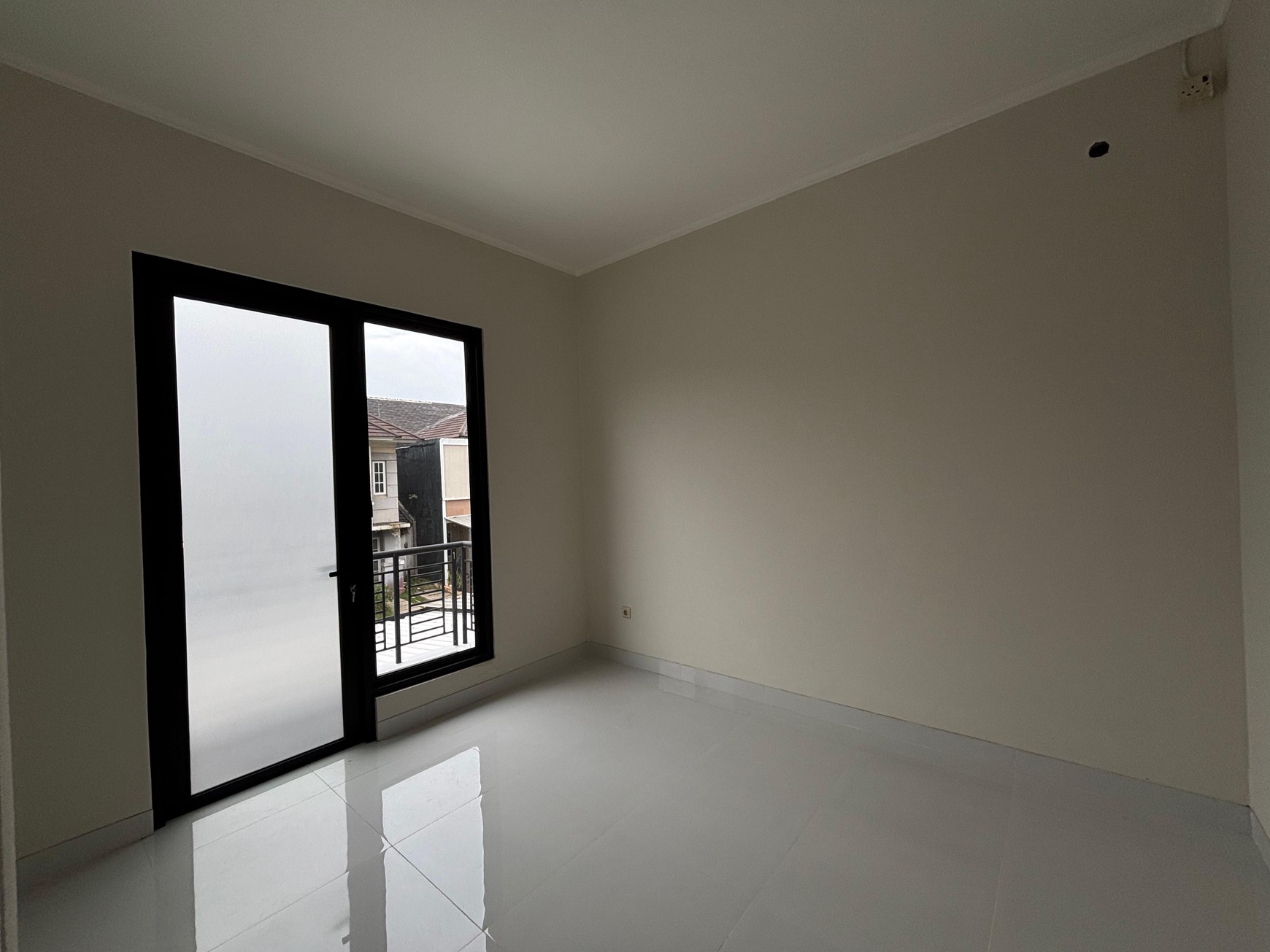 Turun Harga!!Rumah 2 Lantai Semi Furnished Siap Huni