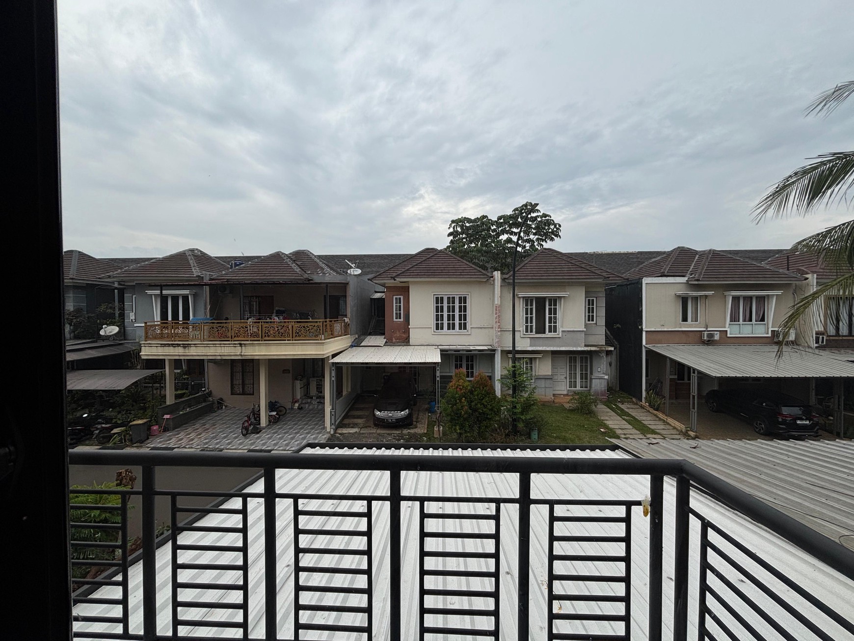 Turun Harga!!Rumah 2 Lantai Semi Furnished Siap Huni