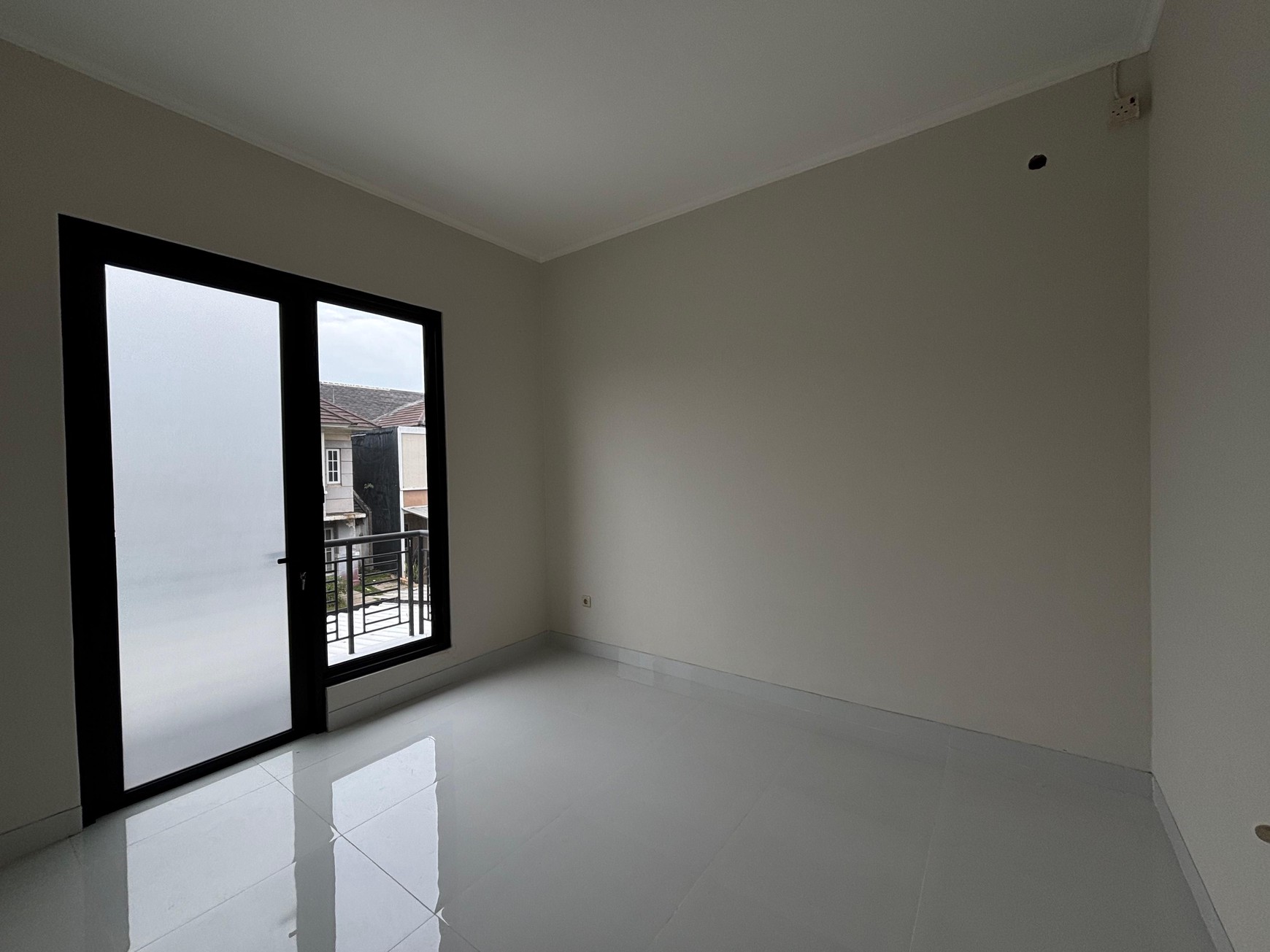 Turun Harga!!Rumah 2 Lantai Semi Furnished Siap Huni