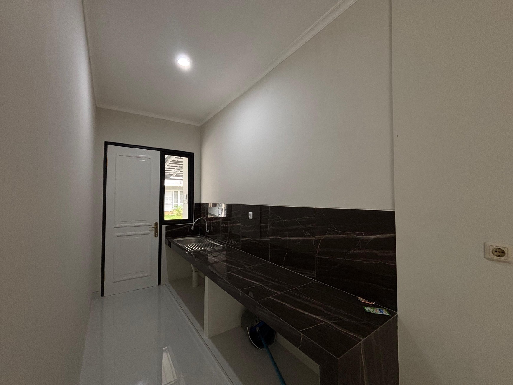 Turun Harga!!Rumah 2 Lantai Semi Furnished Siap Huni