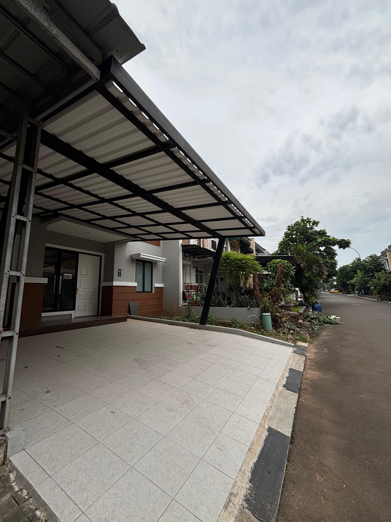 Turun Harga!!Rumah 2 Lantai Semi Furnished Siap Huni