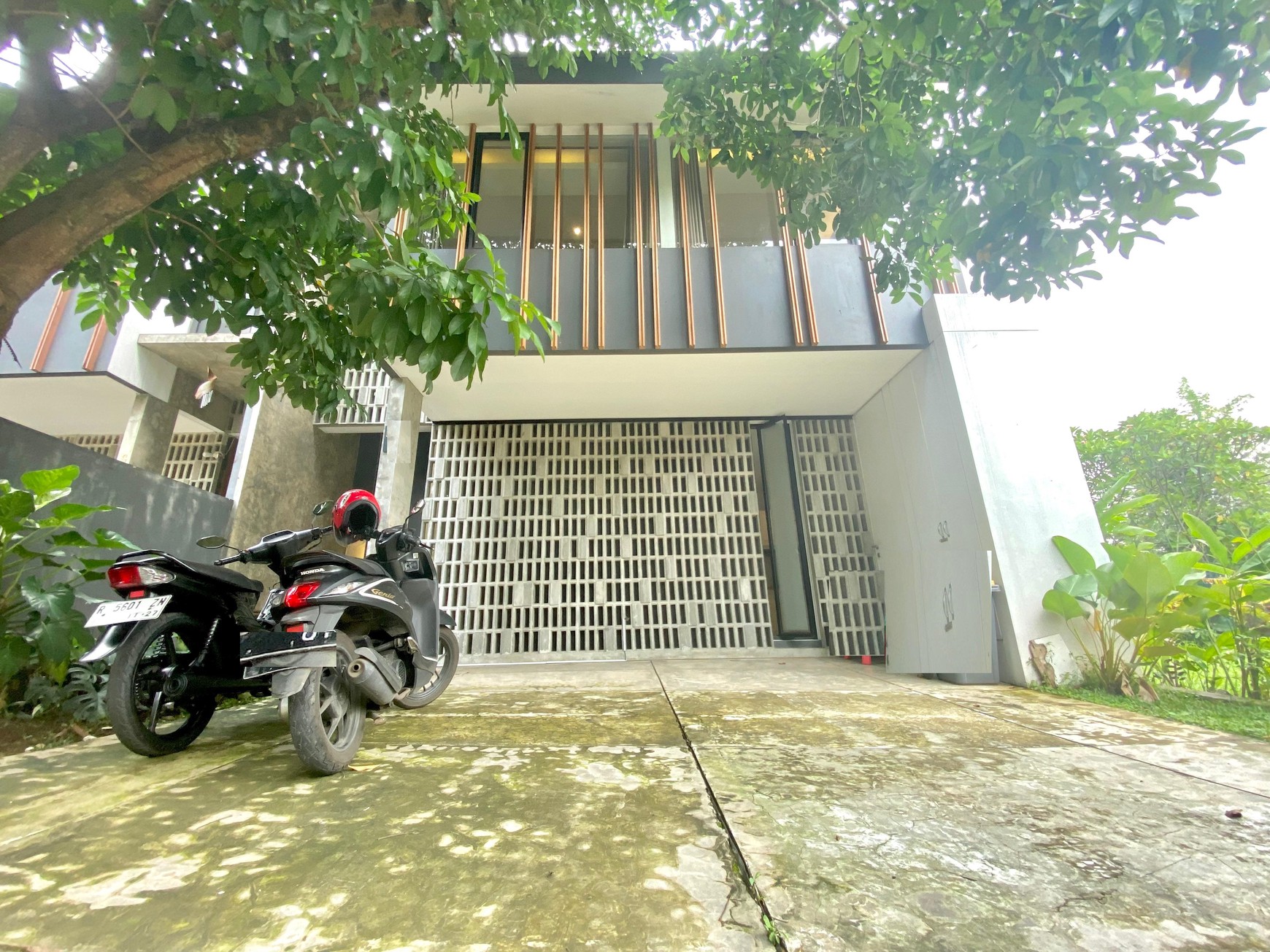 Rumah cantik, siap huni dalam perumahan di bintaro