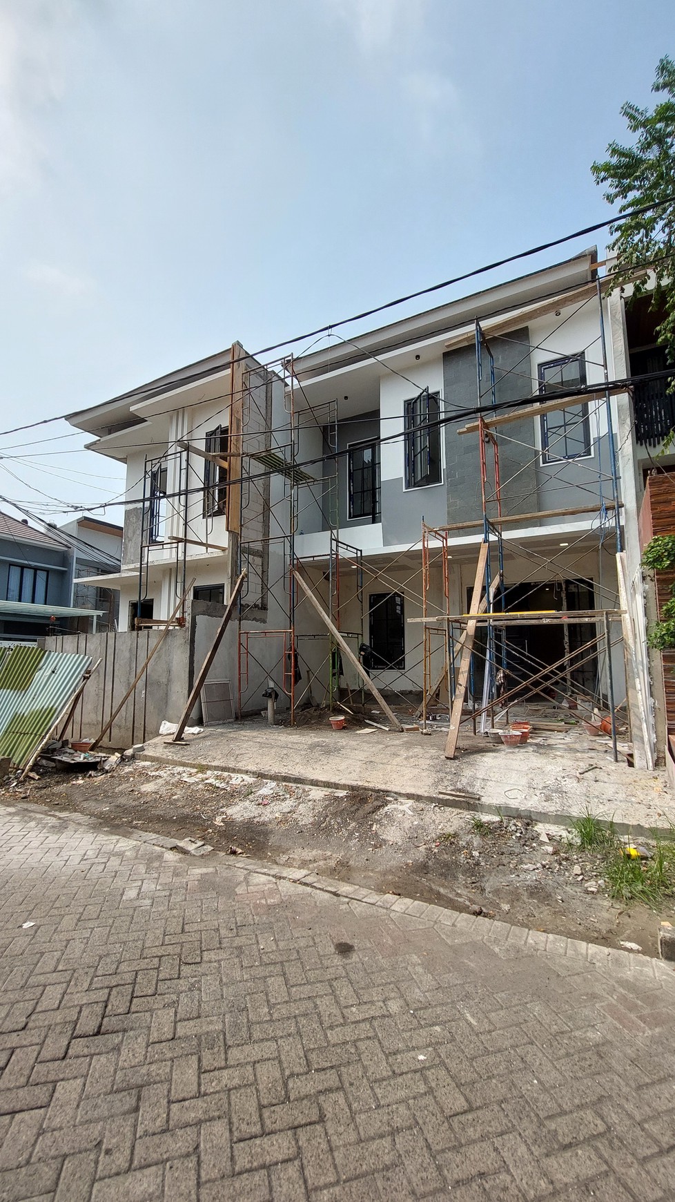 1923. Araya Galaxy Bumi Permai Sukolilo Surabaya Timur