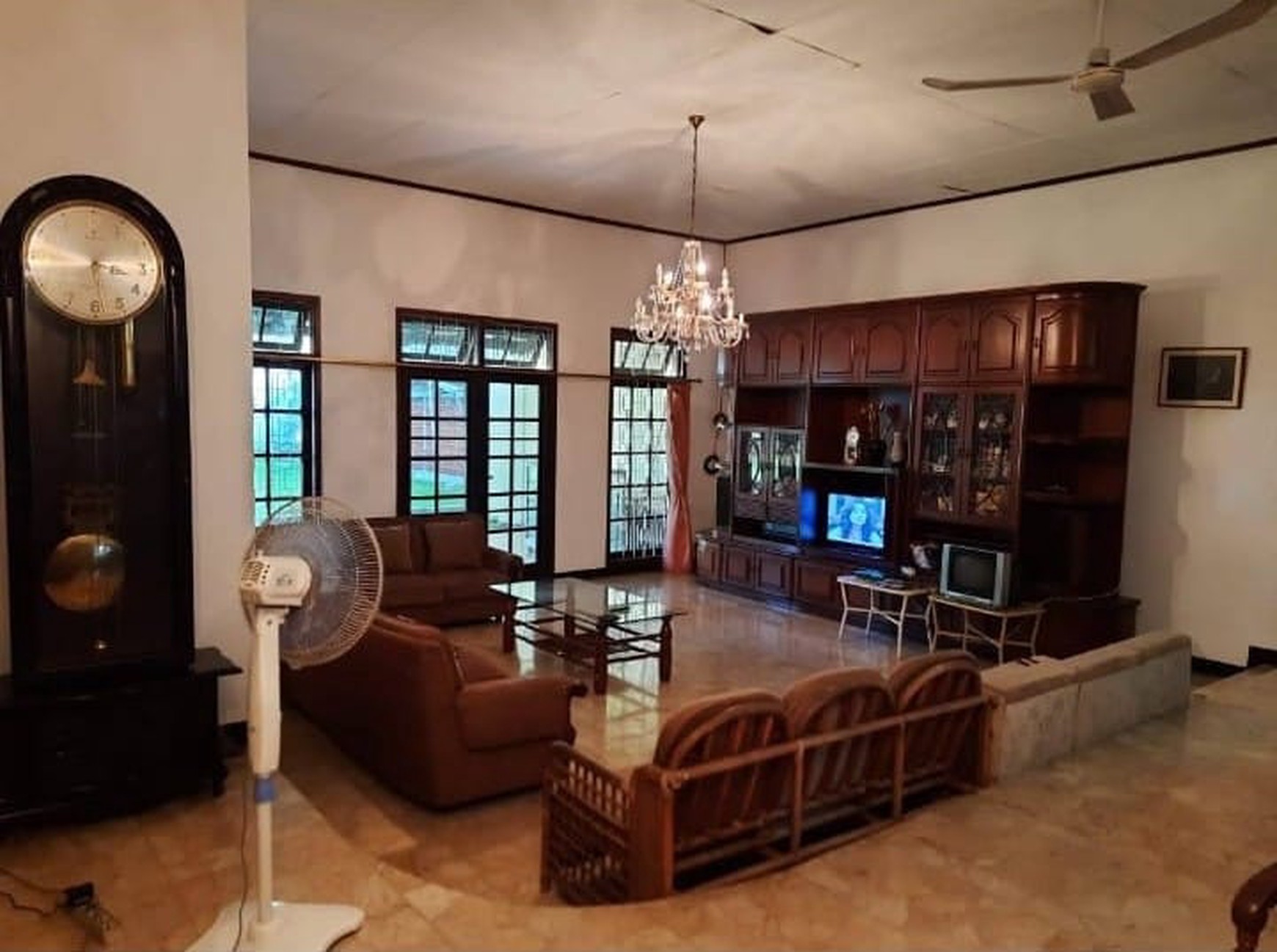 DIJUAL RUMAH HOEK Lokasi STRATEGIS 1 LT DI CINERE