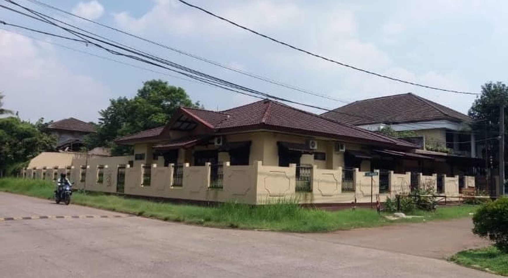 DIJUAL RUMAH HOEK Lokasi STRATEGIS 1 LT DI CINERE