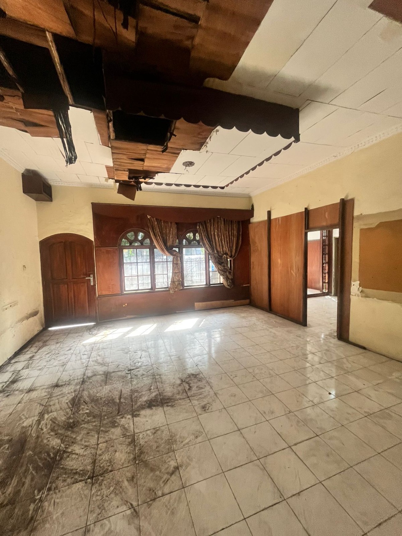 DIJUAL RUMAH HITUNG TANAH Lokasi STRATEGIS DEKAT SCBD