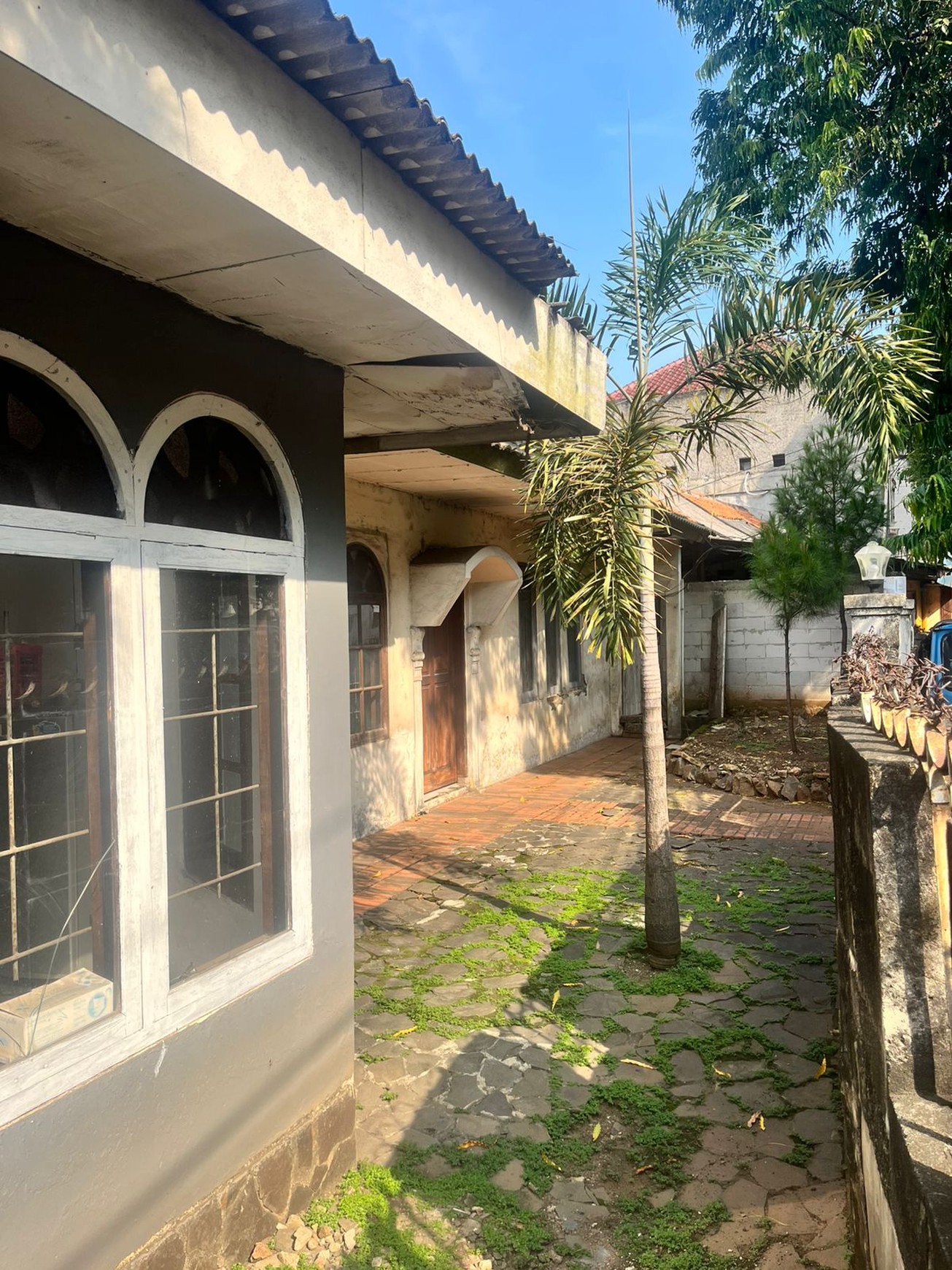 DIJUAL RUMAH HITUNG TANAH Lokasi STRATEGIS DEKAT SCBD