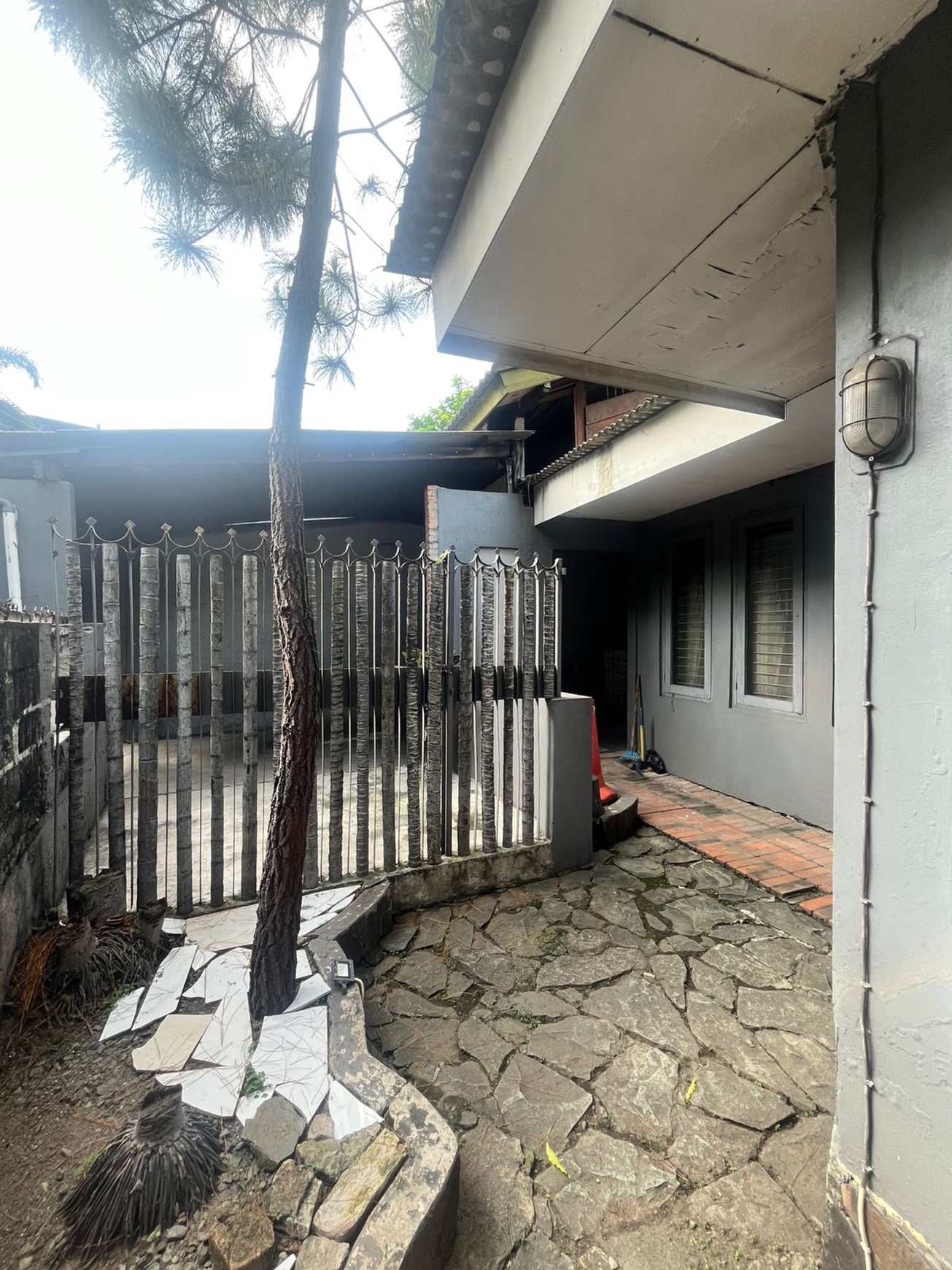 DIJUAL RUMAH HITUNG TANAH Lokasi STRATEGIS DEKAT SCBD