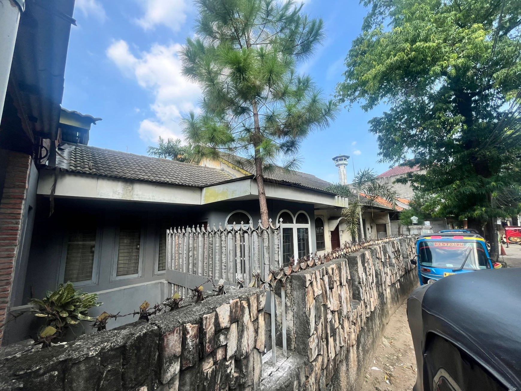 DIJUAL RUMAH HITUNG TANAH Lokasi STRATEGIS DEKAT SCBD