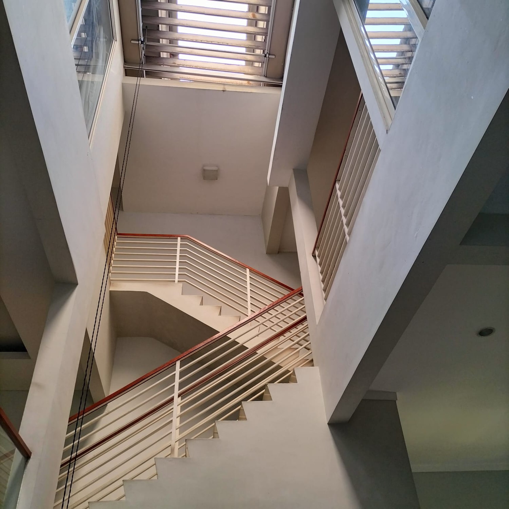Disewakan Rumah 2½ Lantai Siap Huni dan Lokasi Strategis @Bintaro -Sektor 7