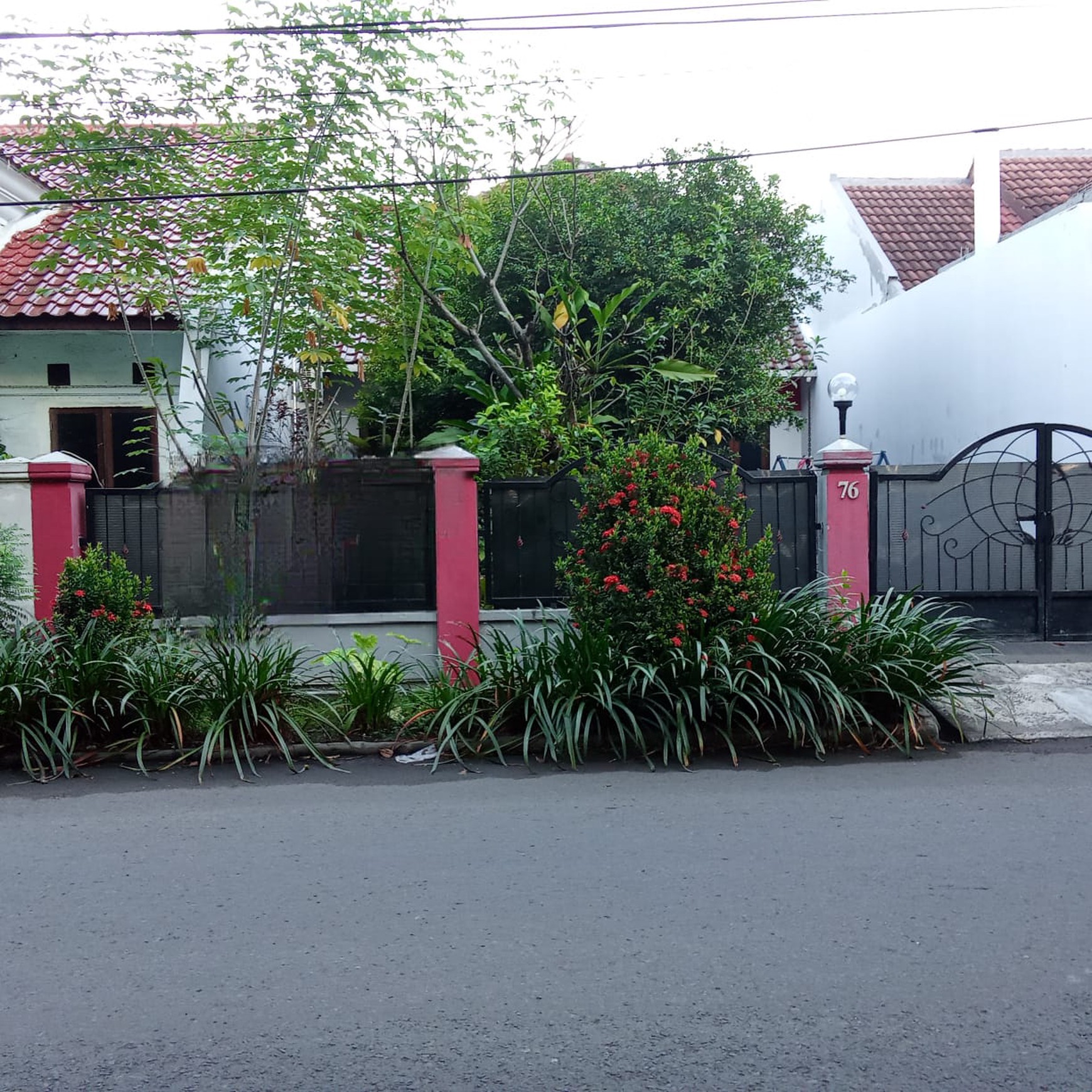 Rumah Luas Siap Huni 4 Kamar - SHM Lokasi Strategis