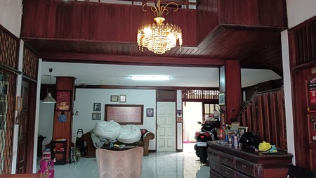 Rumah 2,5 lantai,pinggir jalan ada jajan,dekat kampus stan di Bintaro Jaya 5