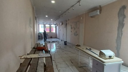 Di sewakan Ruko Modern 3 lantai lokasi di Jl Tebet Raya Tebet Timur Jakarta Selatan
