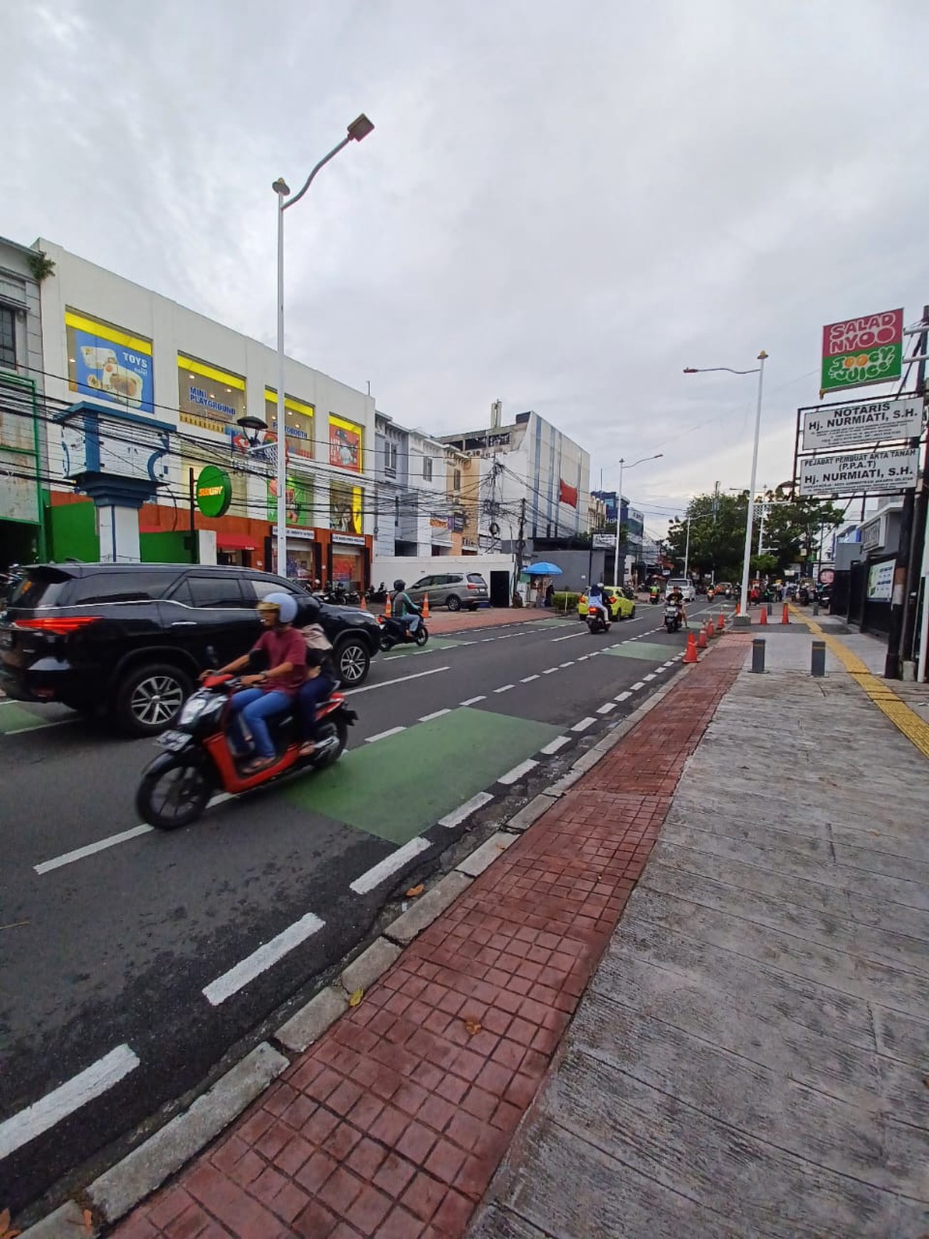Di sewakan Ruko Modern 3 lantai lokasi di Jl Tebet Raya Tebet Timur Jakarta Selatan