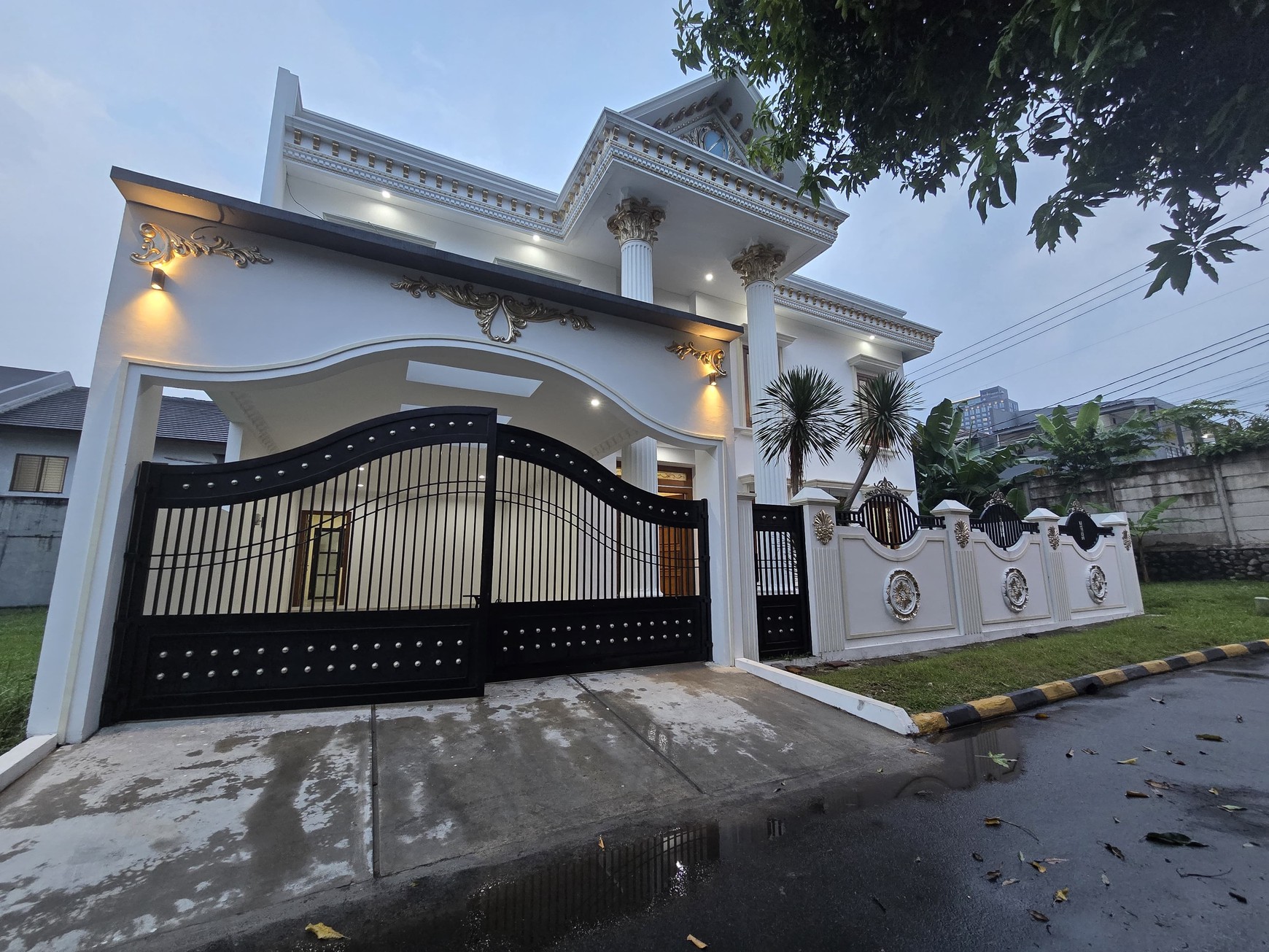 Rumah mewah Puspita Loka BSD City, ada kolam renang