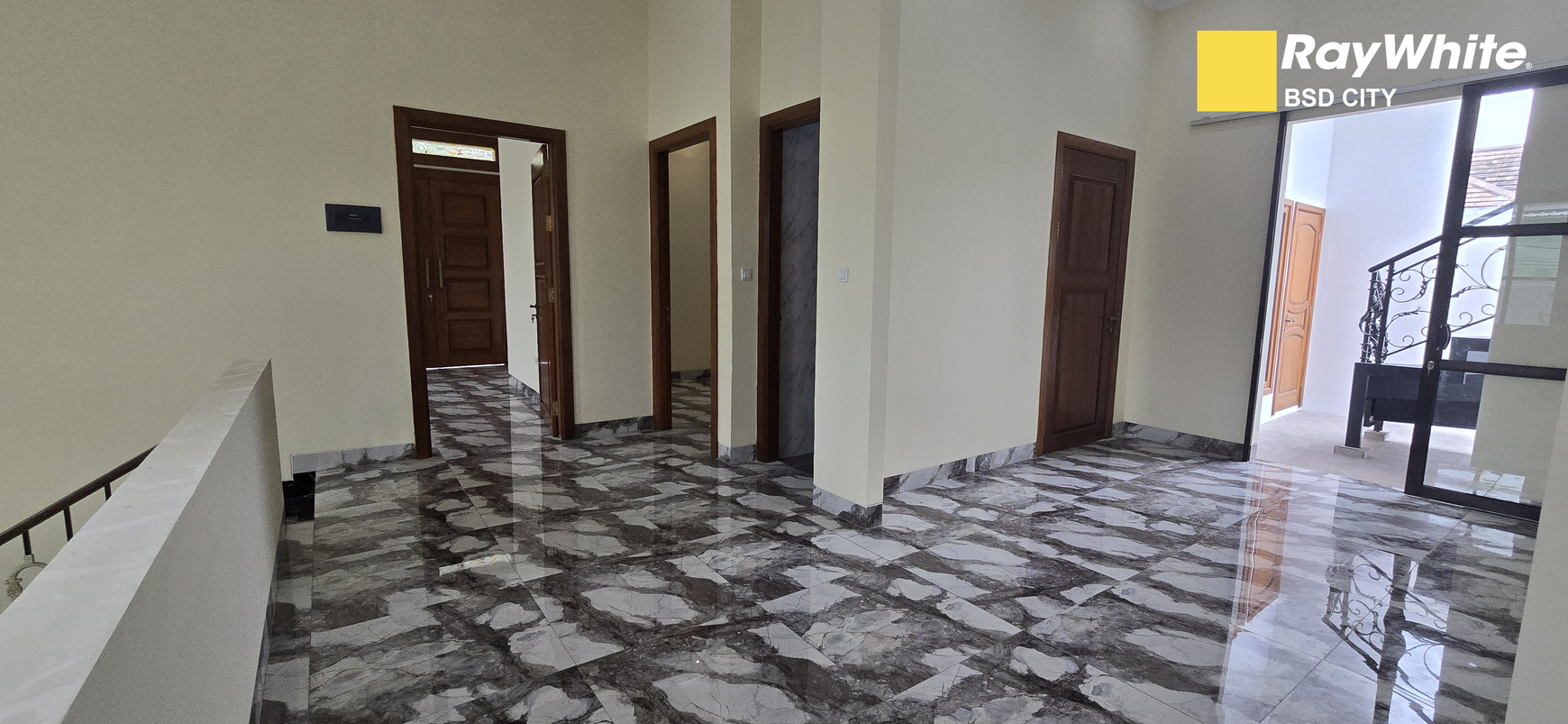 Rumah mewah Puspita Loka BSD City, ada kolam renang