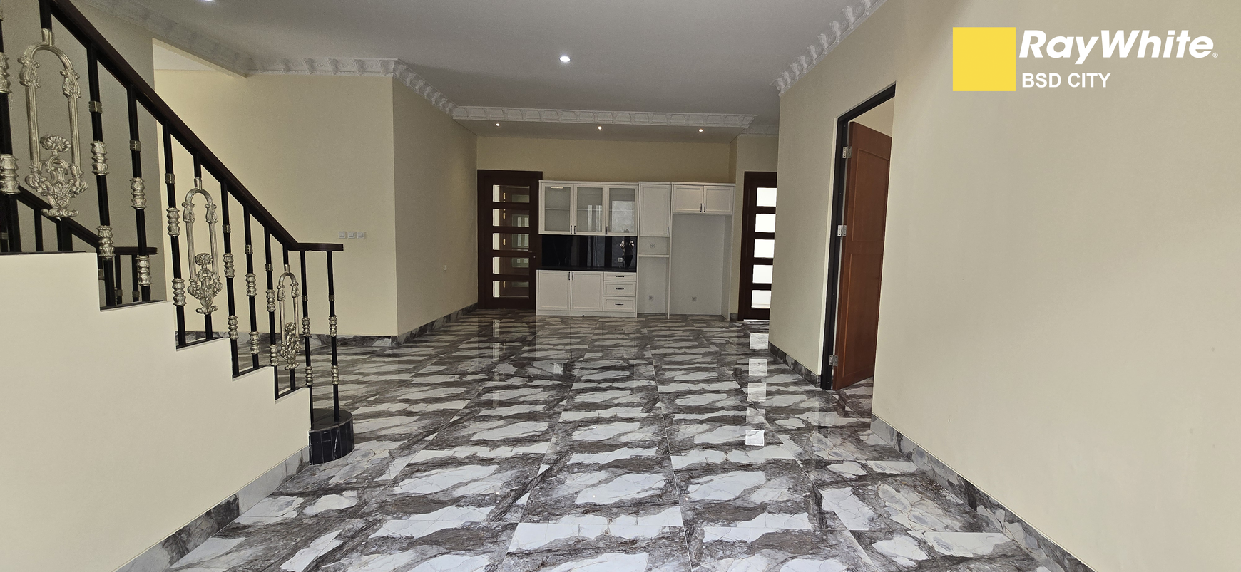 Rumah mewah Puspita Loka BSD City, ada kolam renang