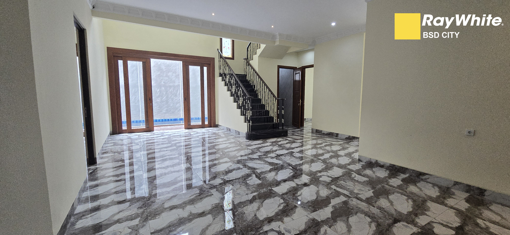 Rumah mewah Puspita Loka BSD City, ada kolam renang