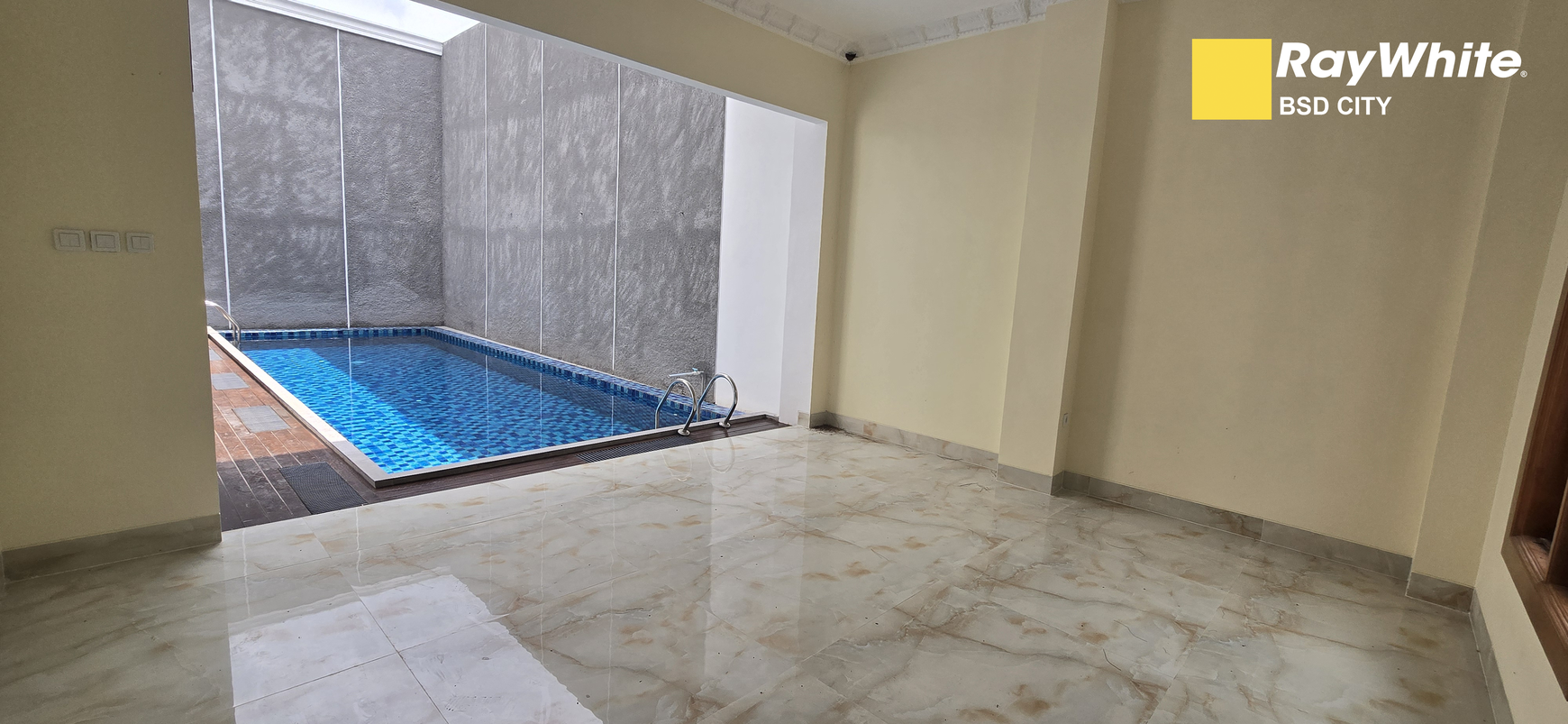 Rumah mewah Puspita Loka BSD City, ada kolam renang