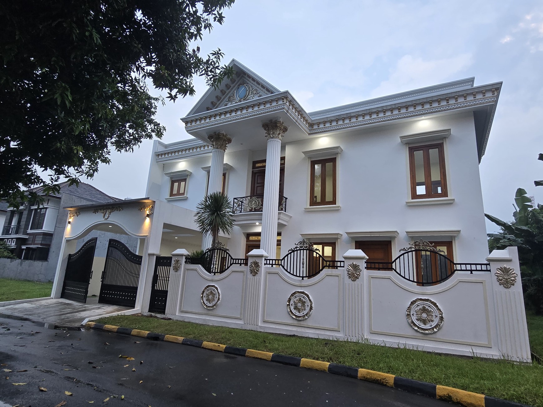 Rumah mewah Puspita Loka BSD City, ada kolam renang