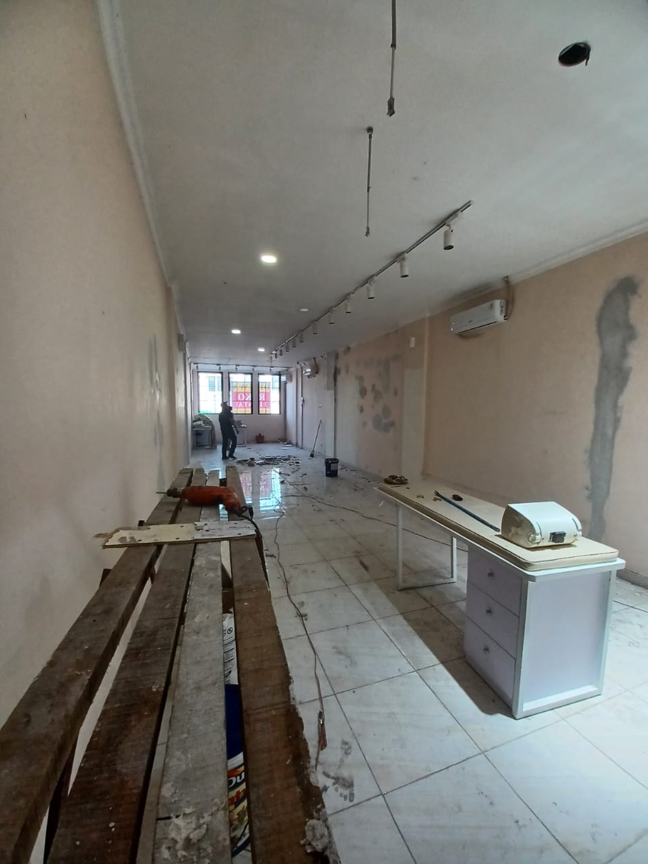 Di sewakan Ruko Modern 3 lantai lokasi di Jl Tebet Raya Tebet Timur Jakarta Selatan
